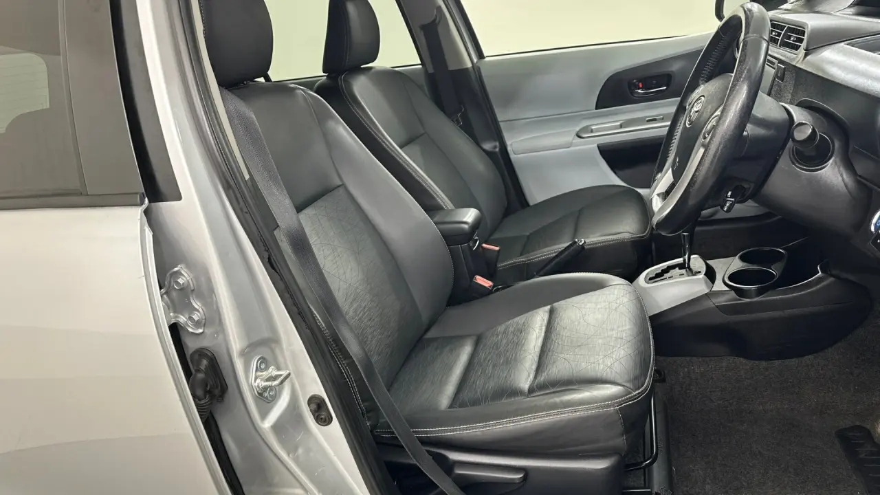 2013 Toyota Prius c Gallery Image 15