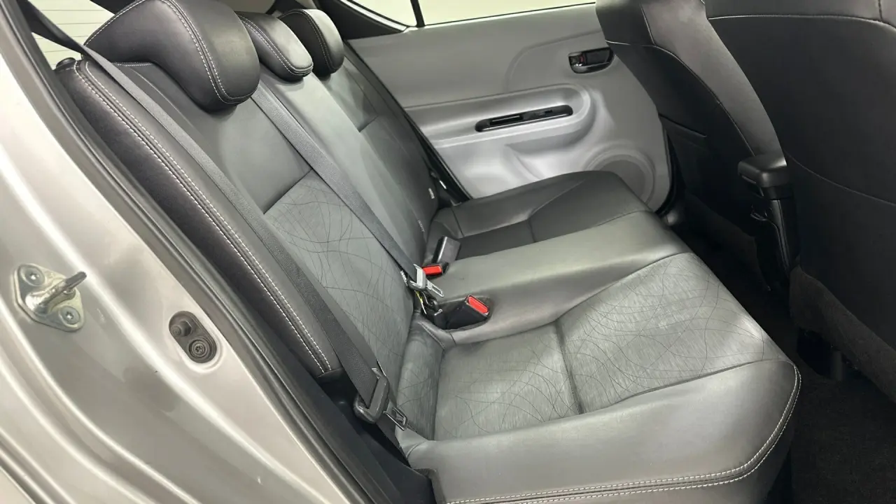 2013 Toyota Prius c Gallery Image 16