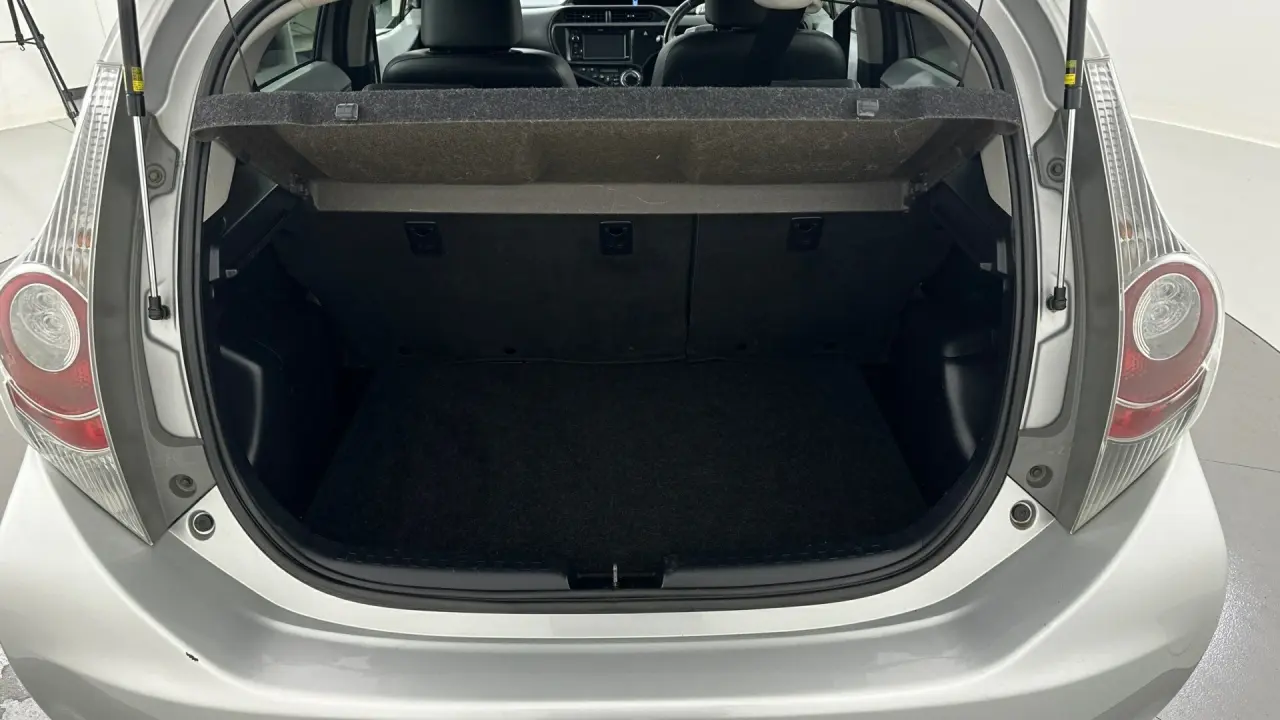 2013 Toyota Prius c Gallery Image 18