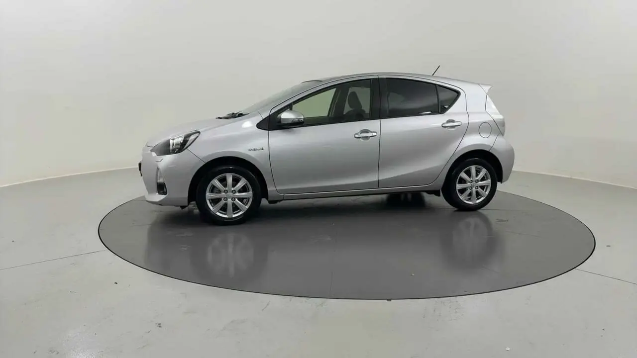 2013 Toyota Prius c Gallery Image 2