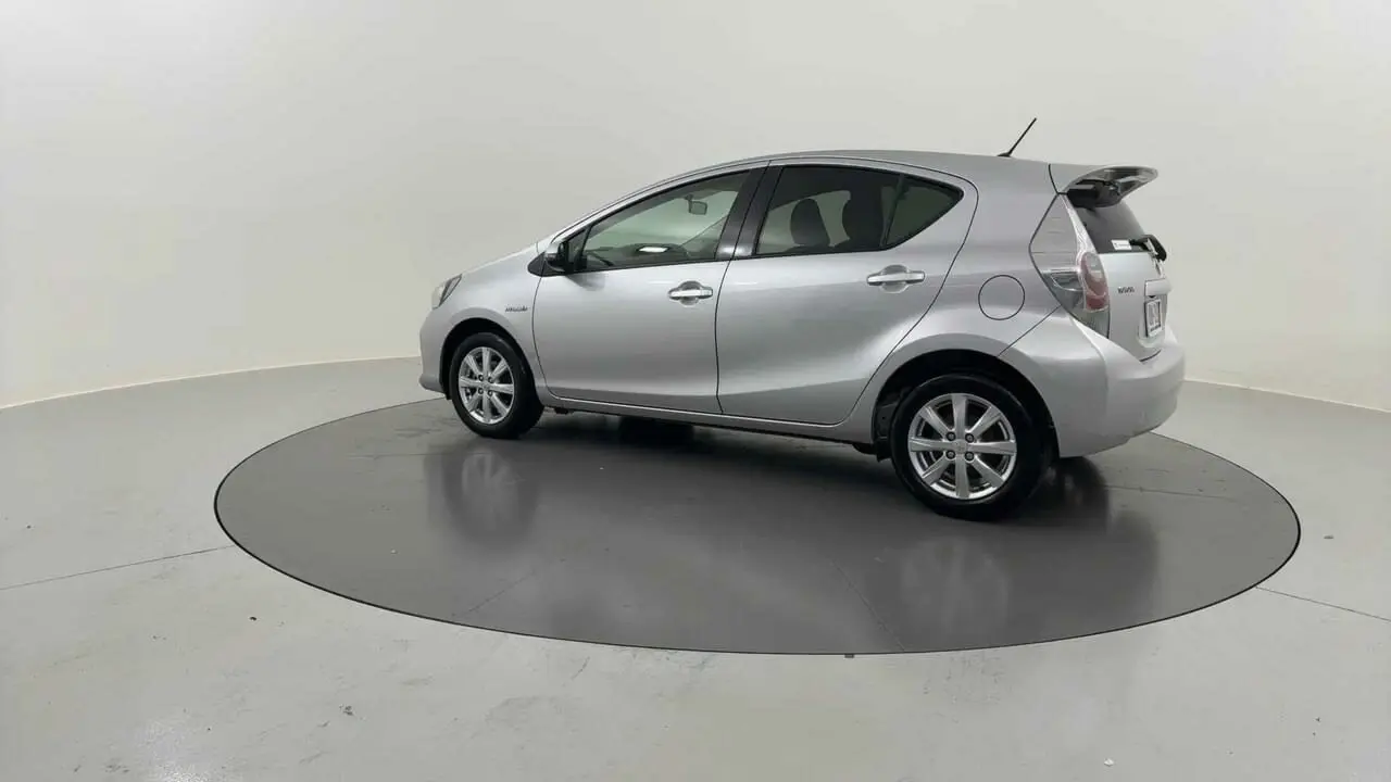 2013 Toyota Prius c Gallery Image 3