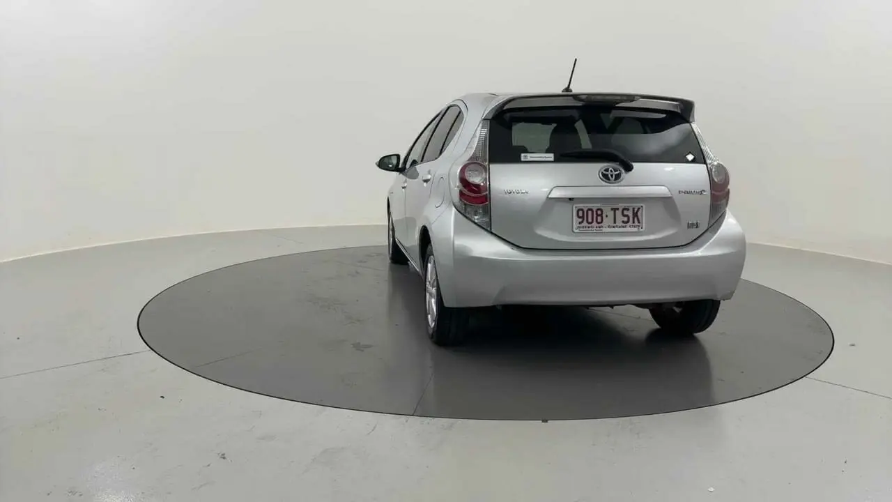 2013 Toyota Prius c Gallery Image 4