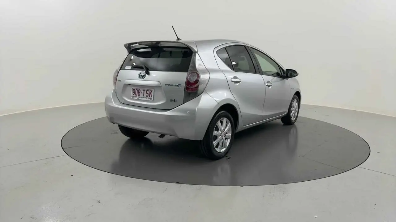 2013 Toyota Prius c Gallery Image 5