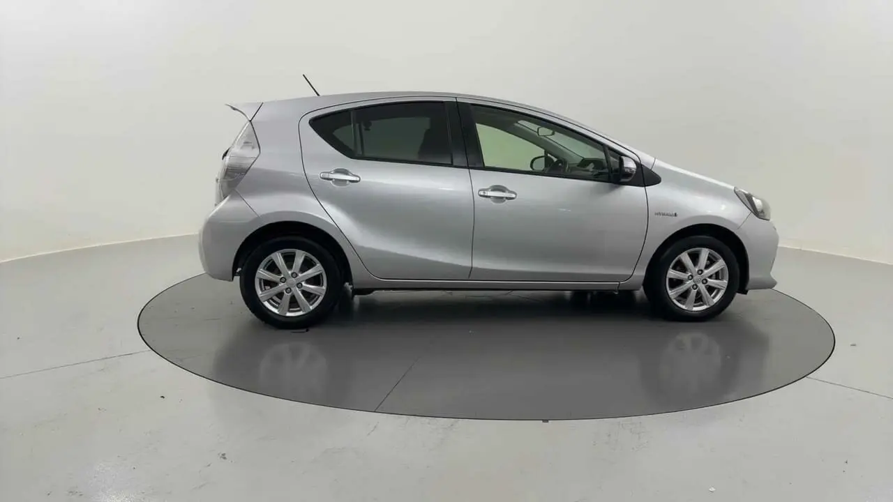 2013 Toyota Prius c Gallery Image 6