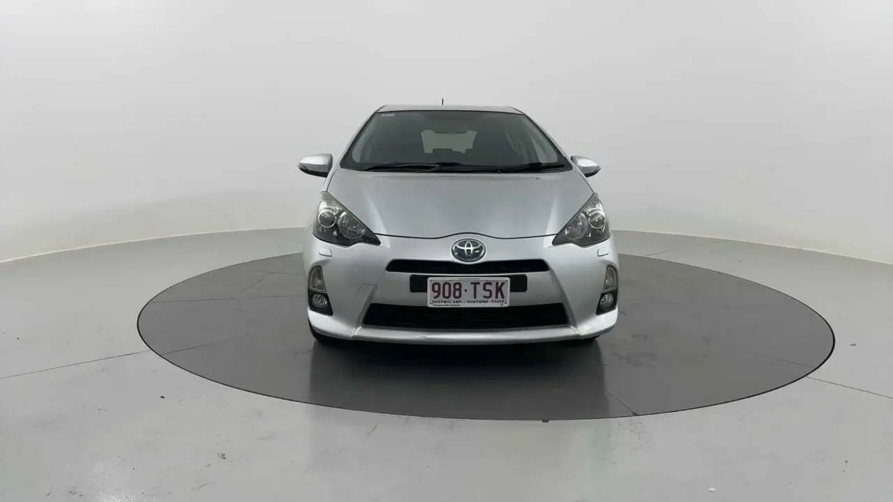 2013 Toyota Prius c Gallery Image 8