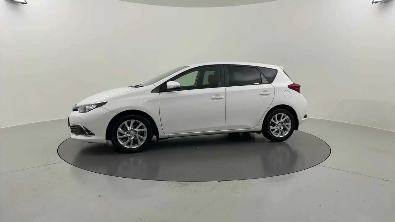 2017 Toyota Corolla Gallery Image 2