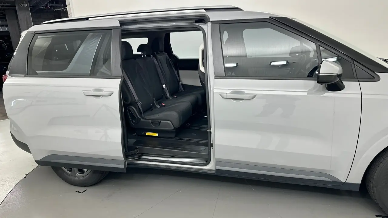 2021 Kia Carnival Gallery Image 15