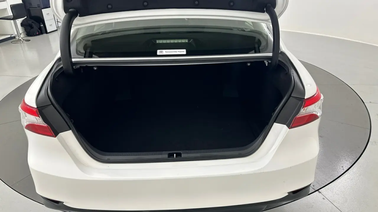 2019 Toyota Camry Gallery Image 18
