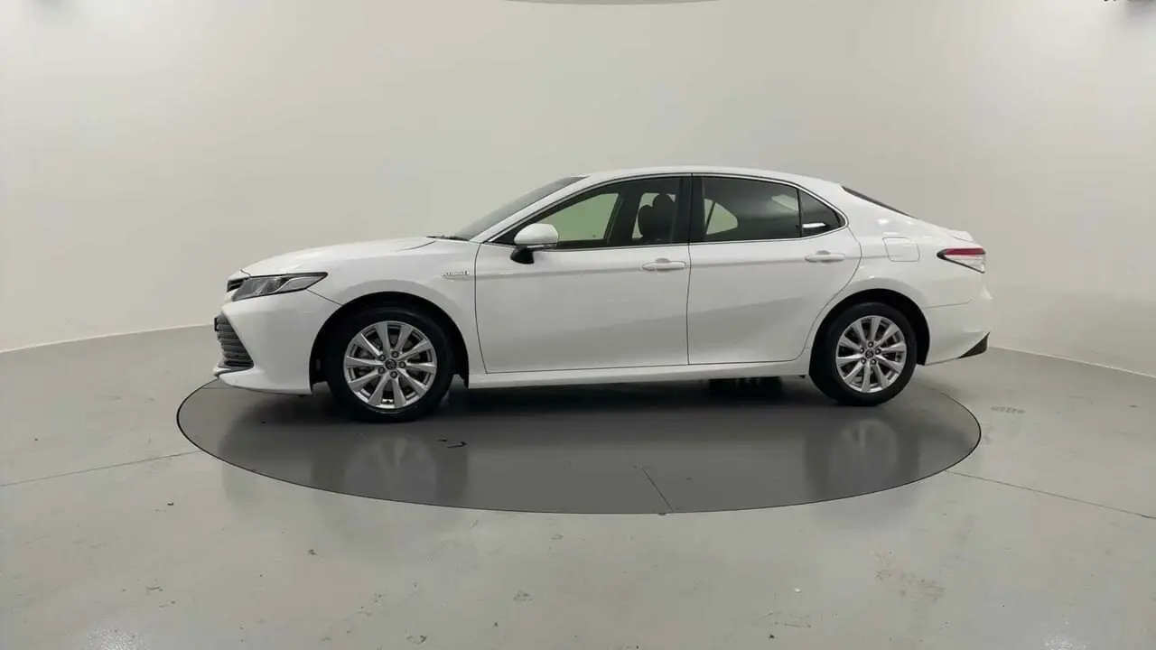 2019 Toyota Camry Gallery Image 2