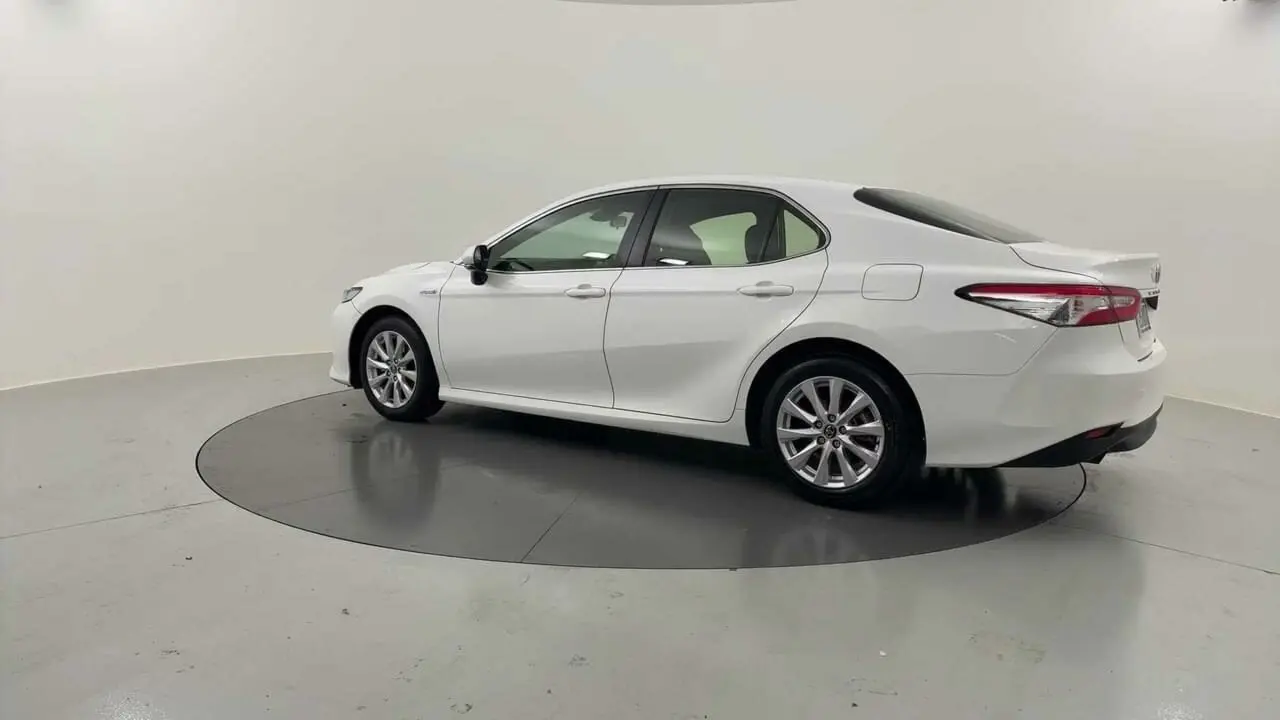 2019 Toyota Camry Gallery Image 3