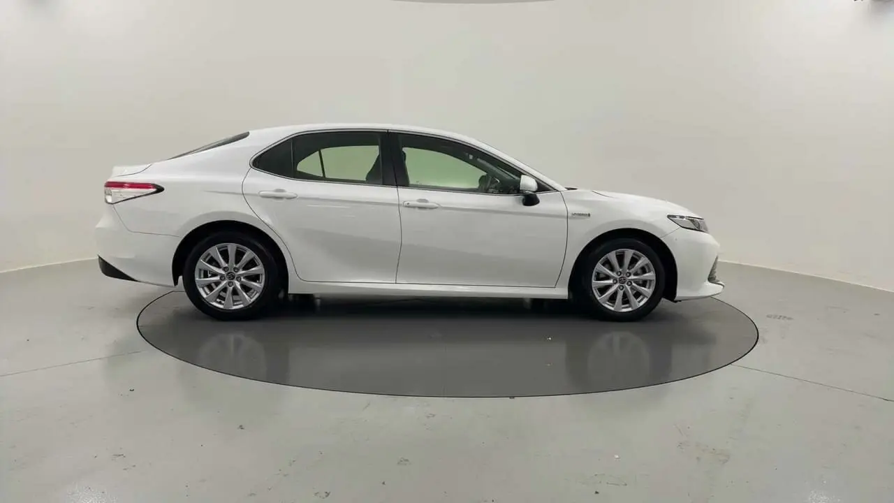 2019 Toyota Camry Gallery Image 6