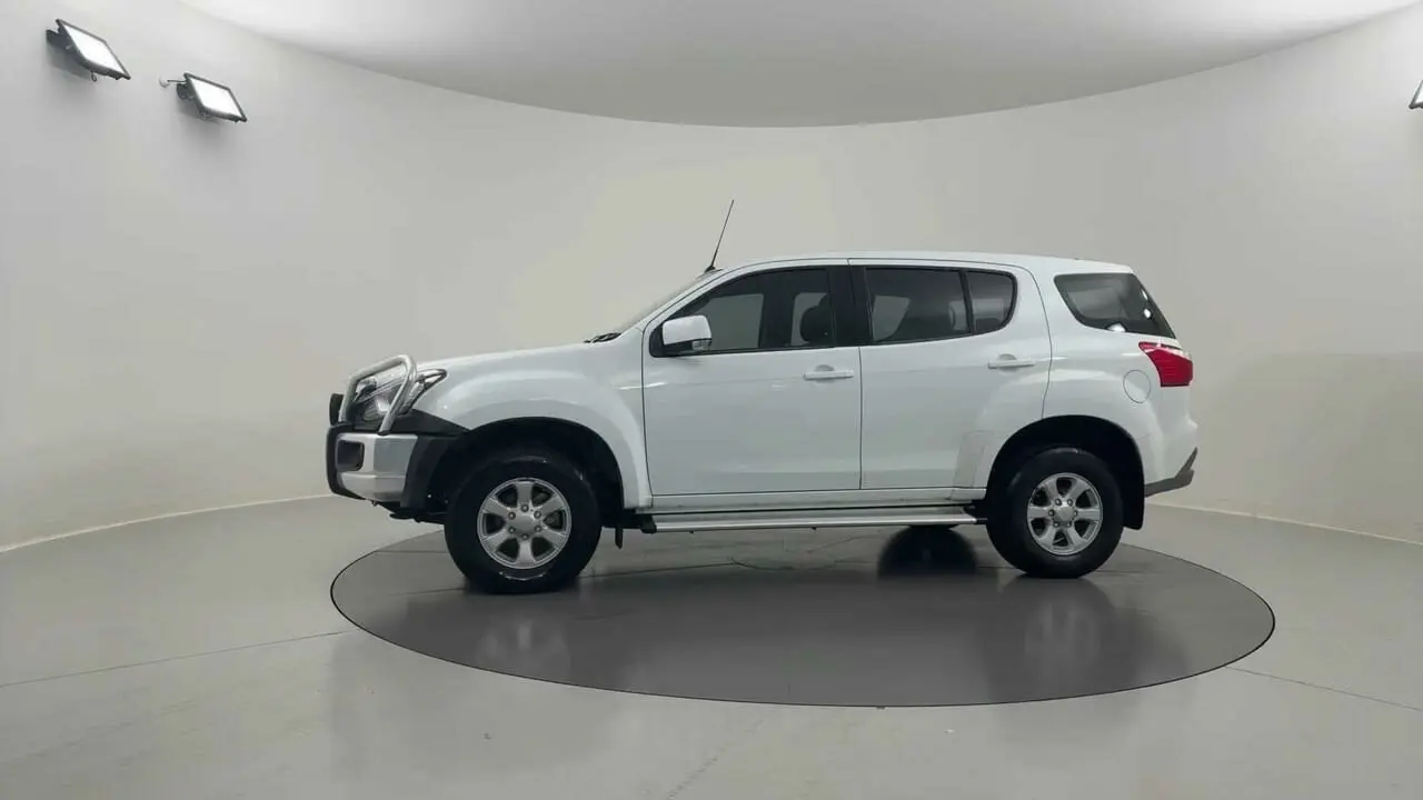 2020 Isuzu MU-X Gallery Image 2