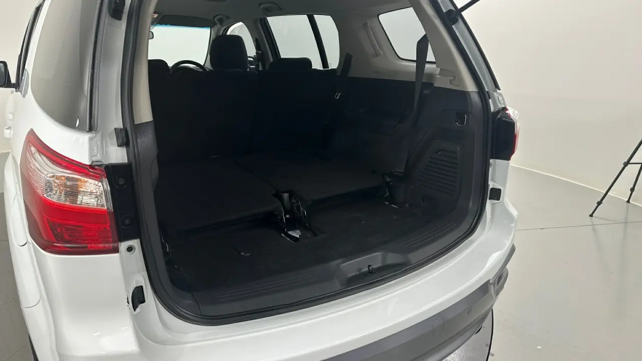 2020 Isuzu MU-X Gallery Image 9