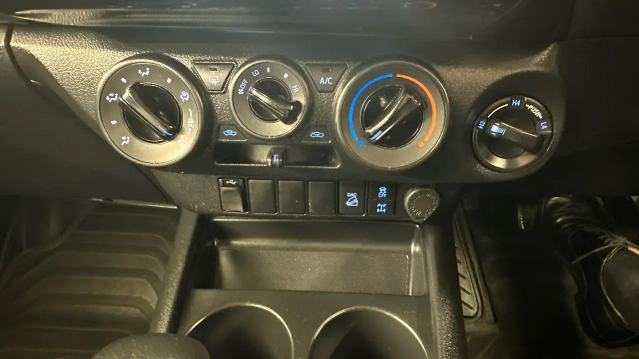2022 Toyota Hilux Gallery Image 13