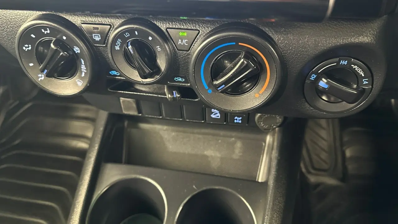 2021 Toyota Hilux Gallery Image 17