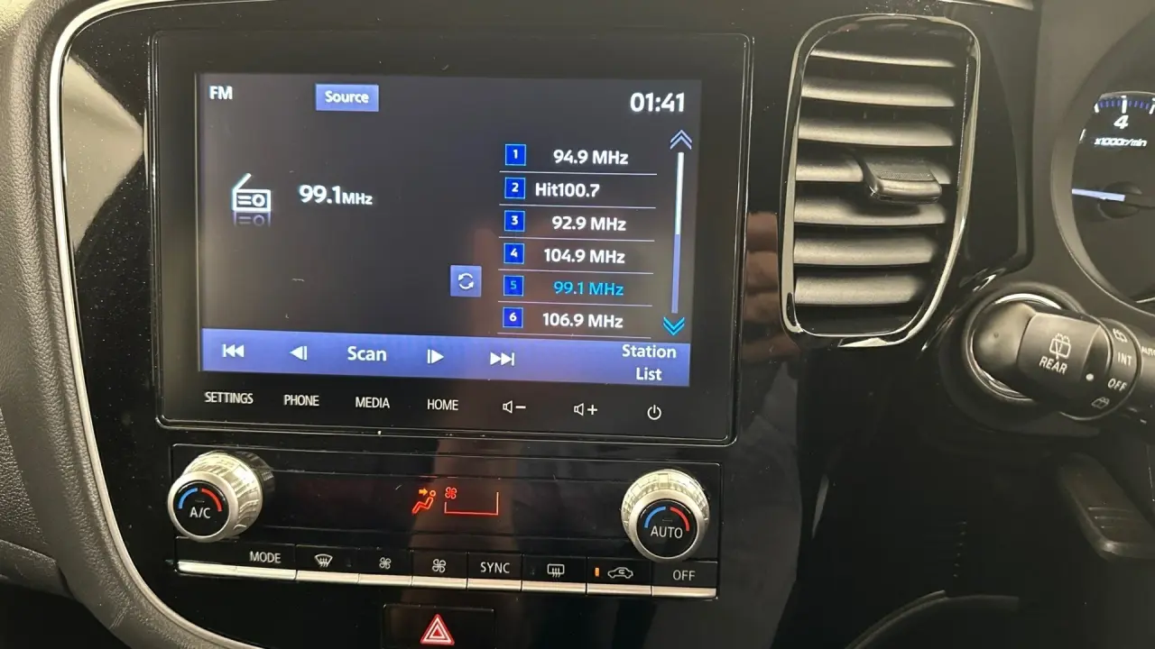 2021 Mitsubishi Outlander Gallery Image 15