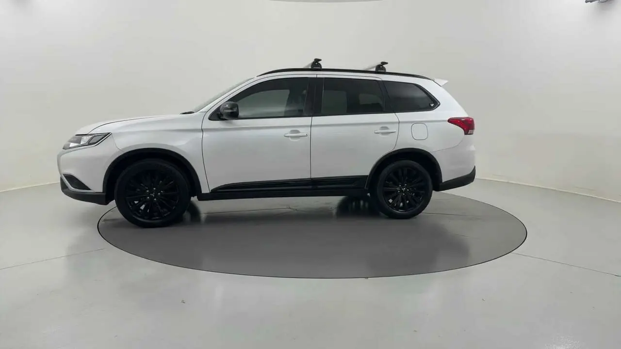 2021 Mitsubishi Outlander Gallery Image 2