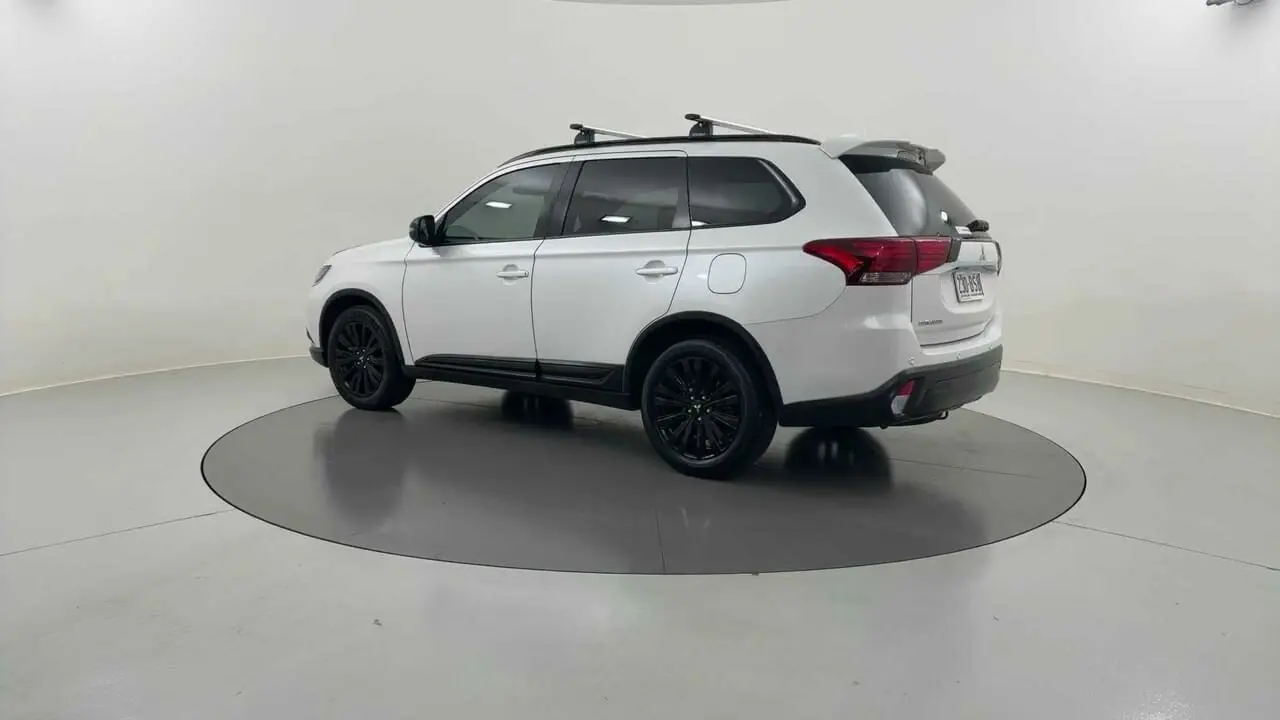 2021 Mitsubishi Outlander Gallery Image 3
