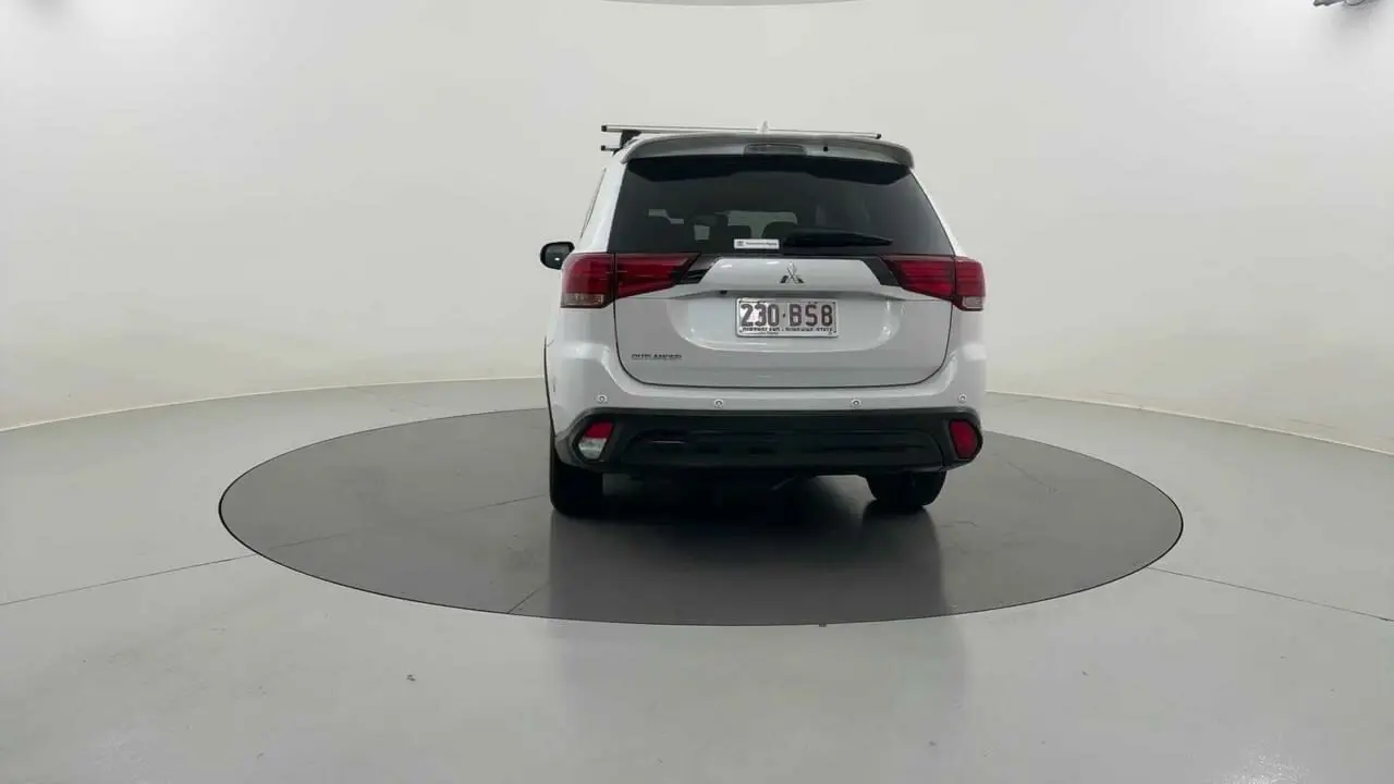 2021 Mitsubishi Outlander Gallery Image 4
