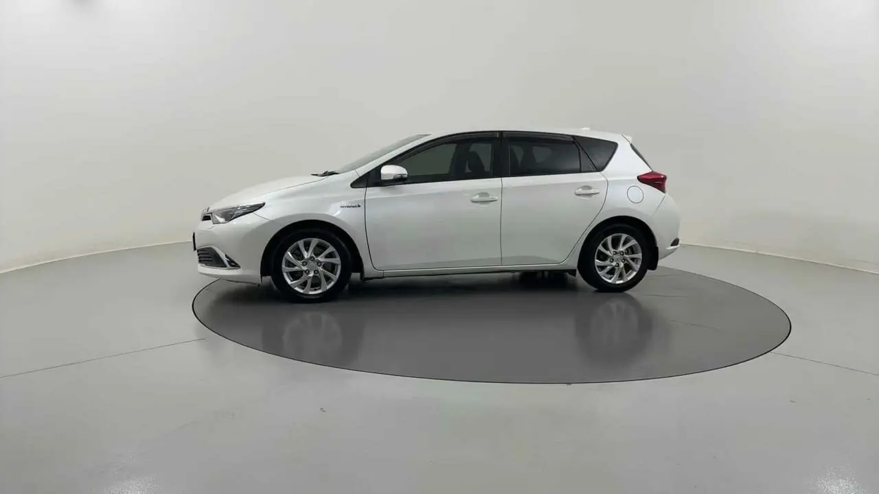 2017 Toyota Corolla Gallery Image 2