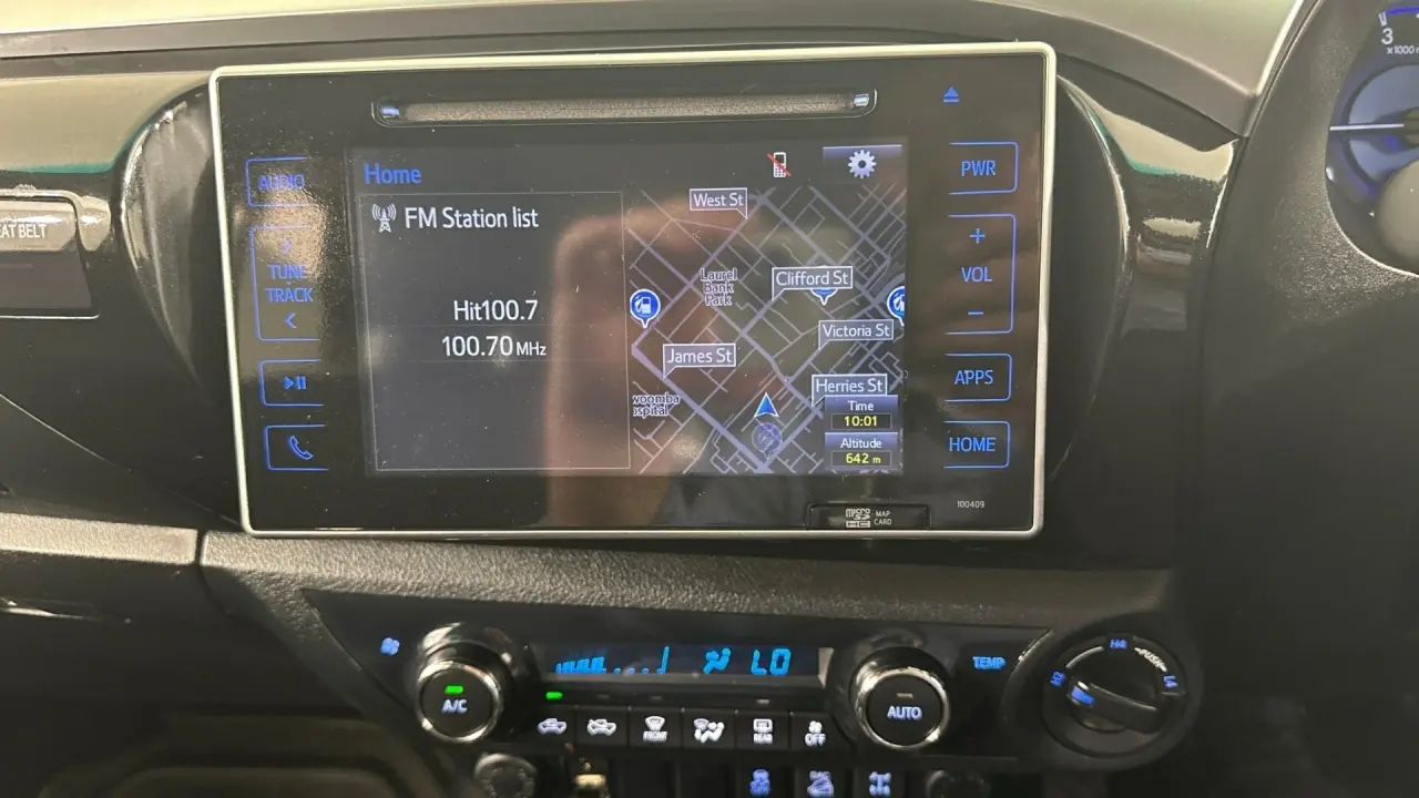 2015 Toyota Hilux Gallery Image 10