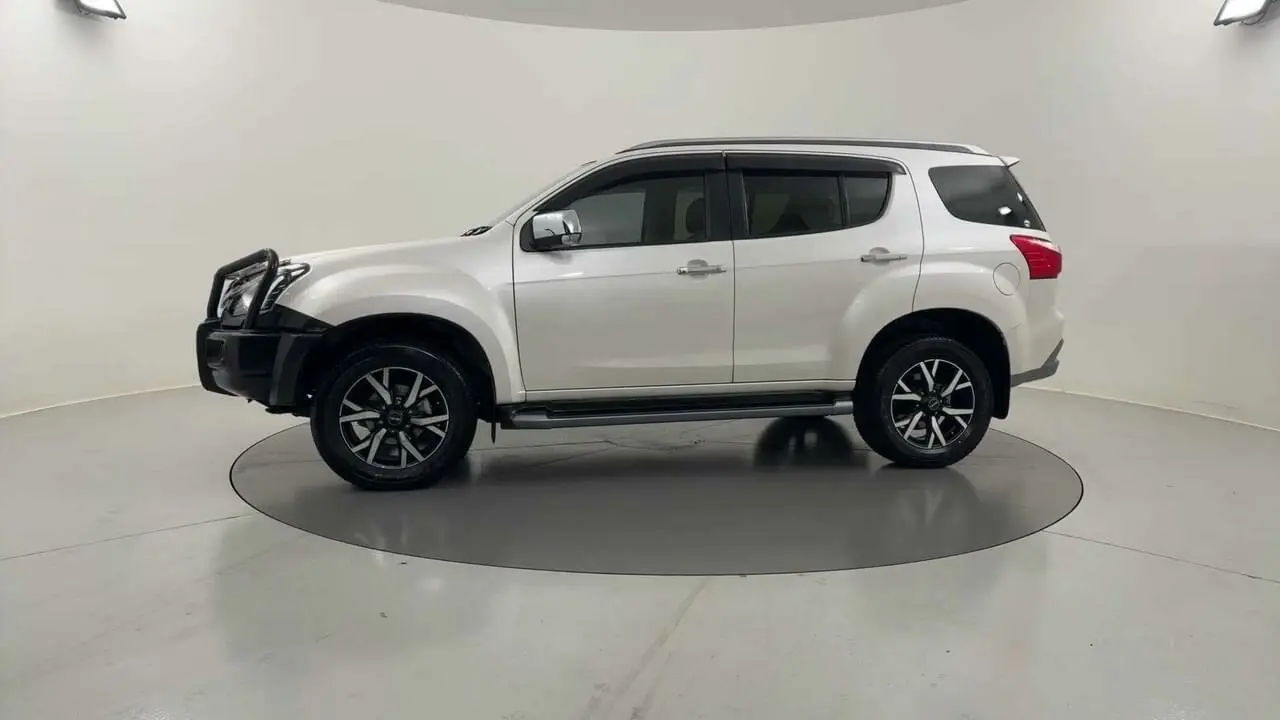 2021 Isuzu MU-X Gallery Image 2