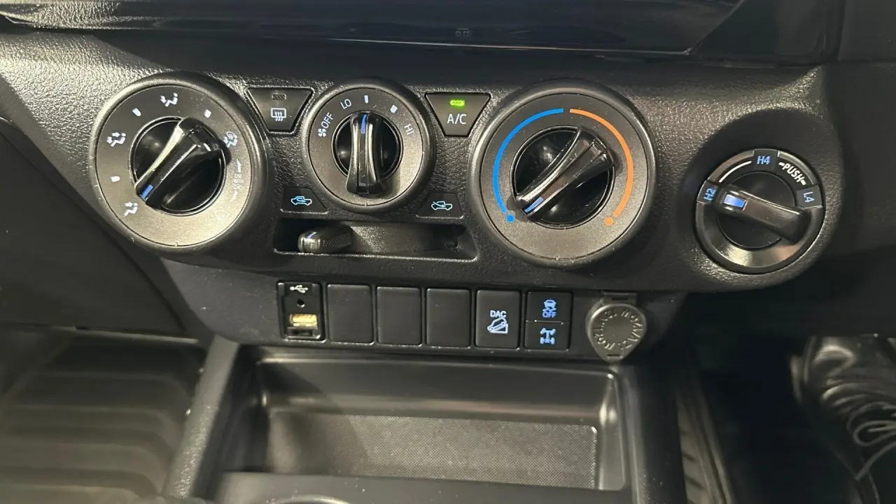 2022 Toyota Hilux Gallery Image 16