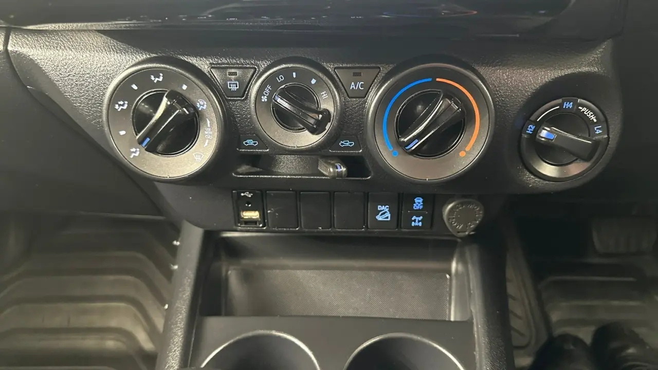 2022 Toyota Hilux Gallery Image 13