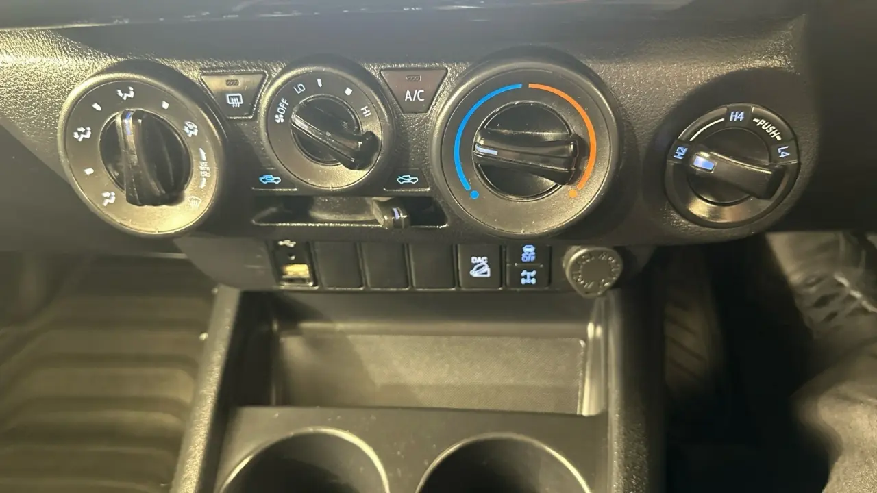 2022 Toyota Hilux Gallery Image 12