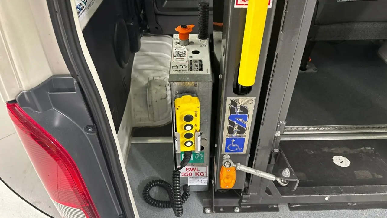 2014 Toyota HiAce Gallery Image 18