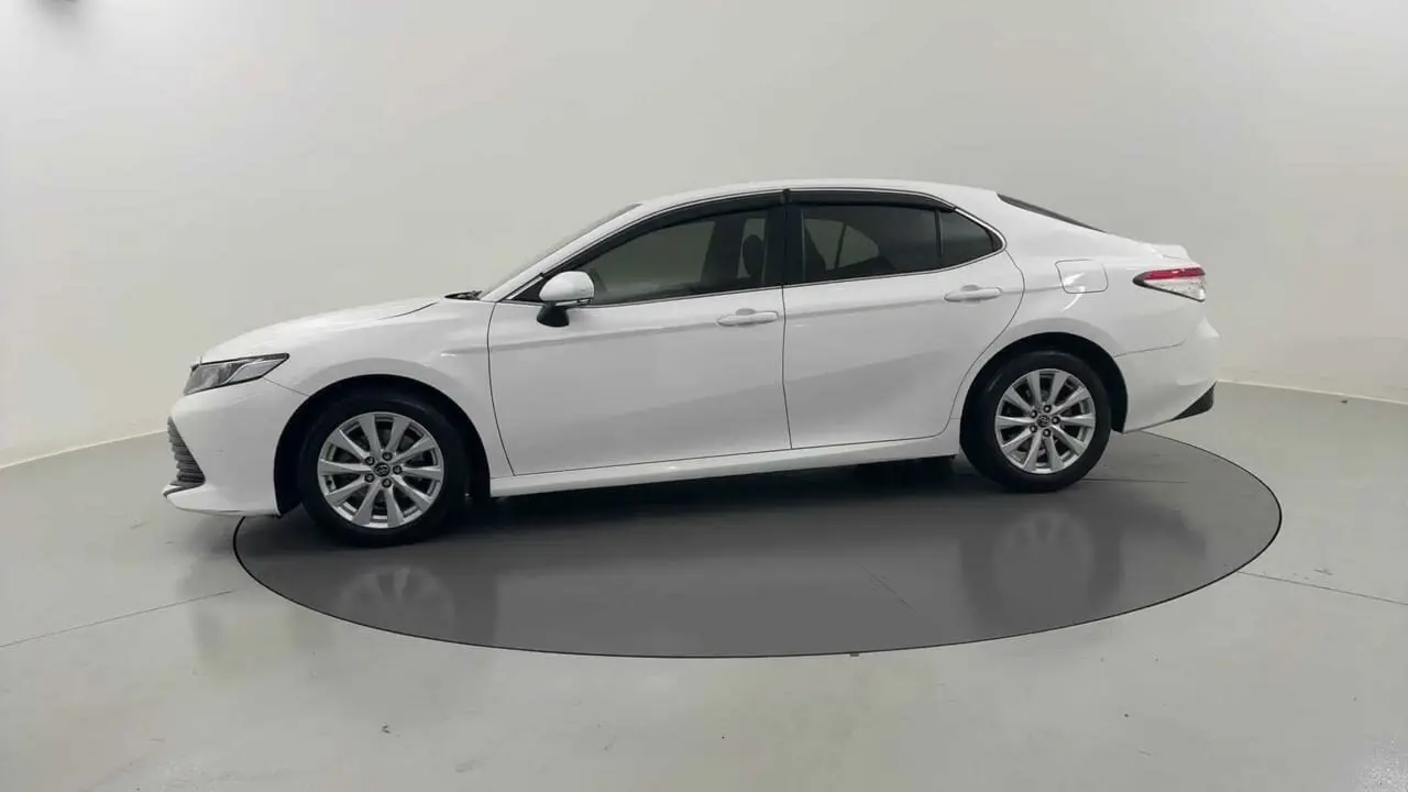 2019 Toyota Camry Gallery Image 2