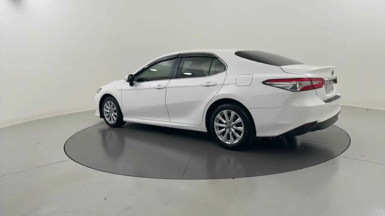 2019 Toyota Camry Gallery Image 3
