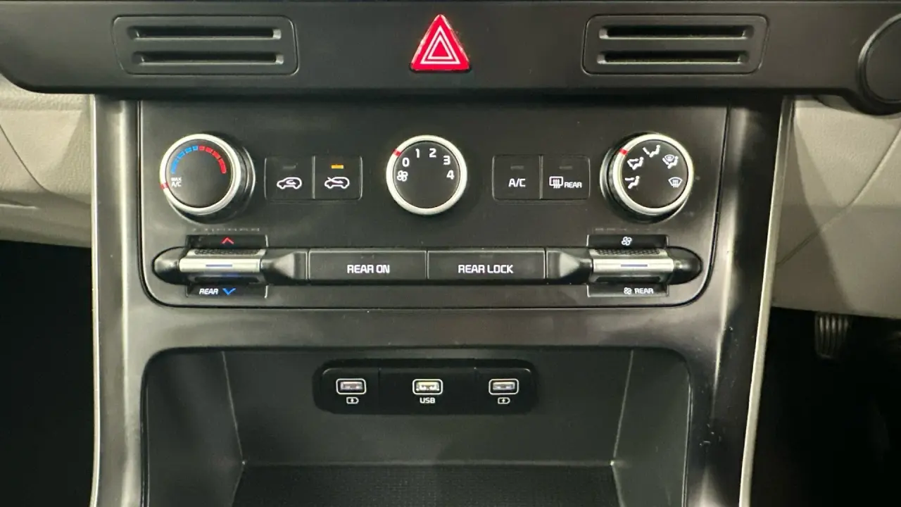 2021 Kia Carnival Gallery Image 15