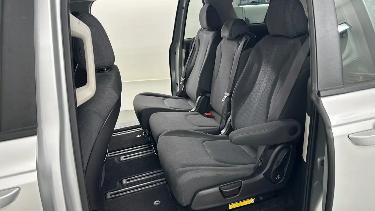 2021 Kia Carnival Gallery Image 18