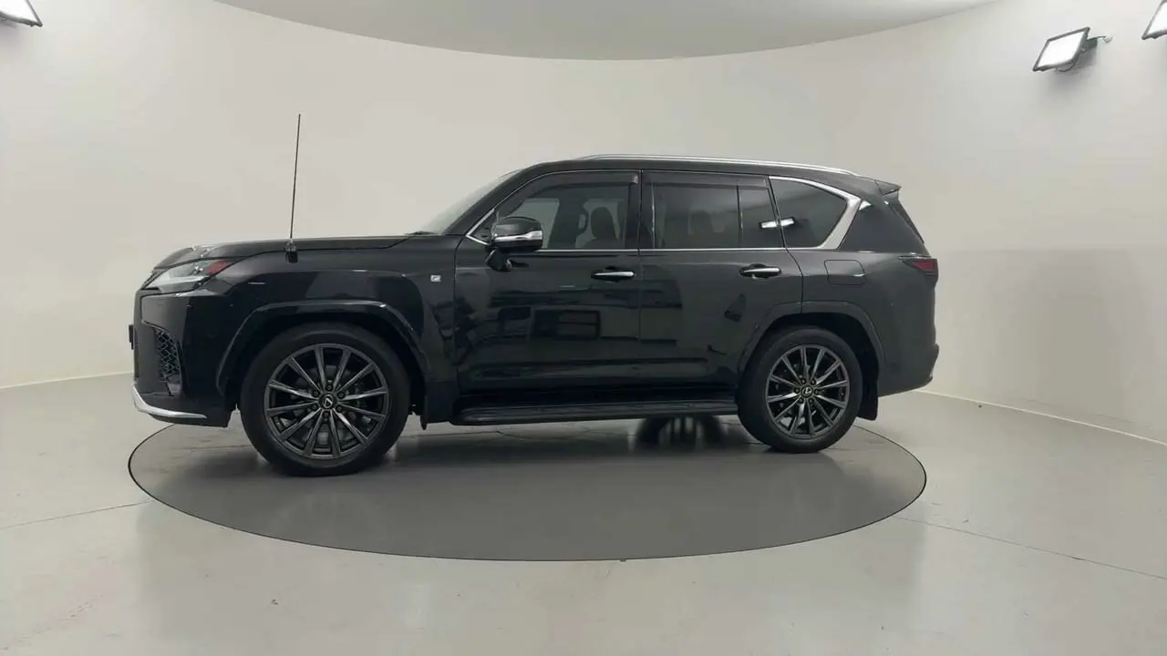 2022 Lexus LX500d Gallery Image 2