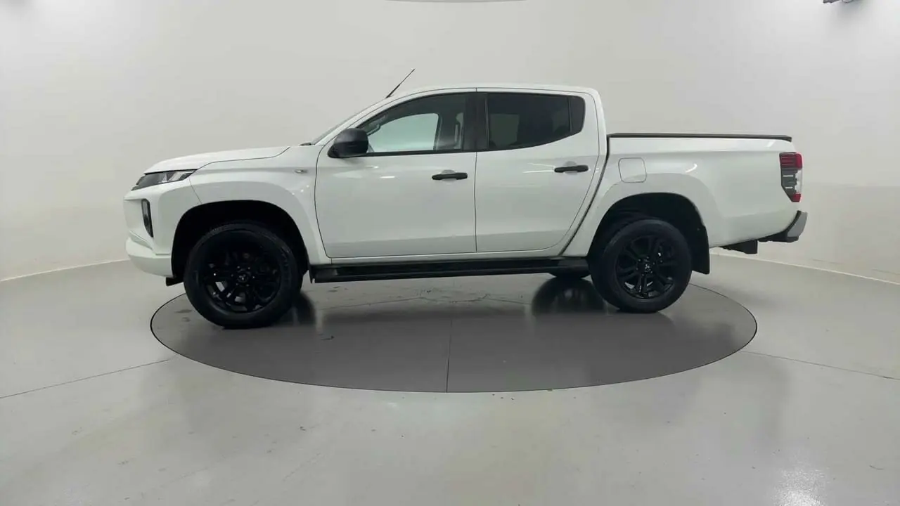 2022 Mitsubishi Triton Gallery Image 16