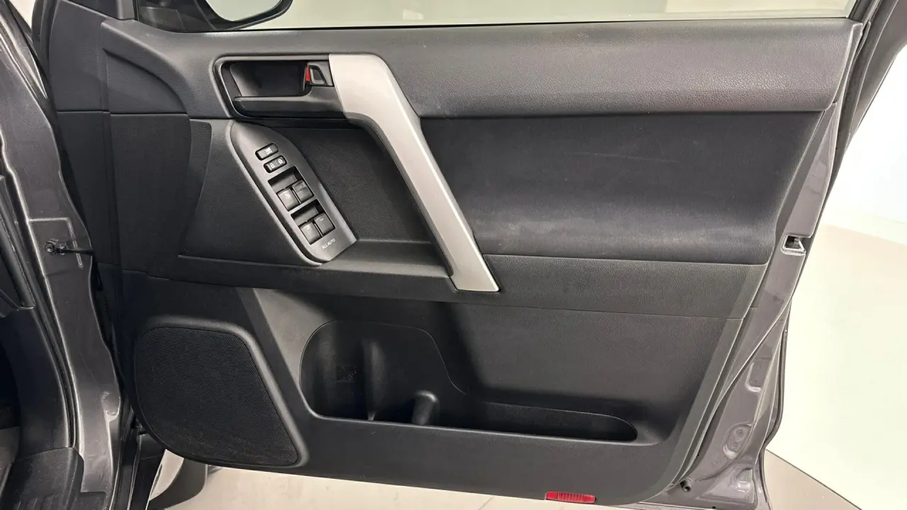 2020 Toyota Landcruiser Prado Gallery Image 9
