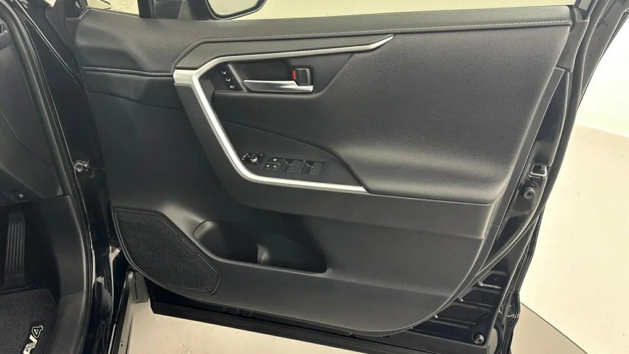 2023 Toyota RAV4 Gallery Image 18