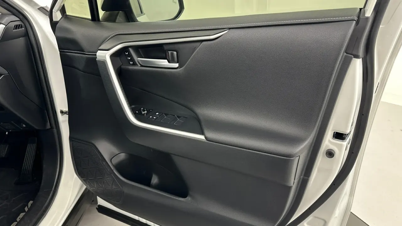 2020 Toyota RAV4 Gallery Image 16