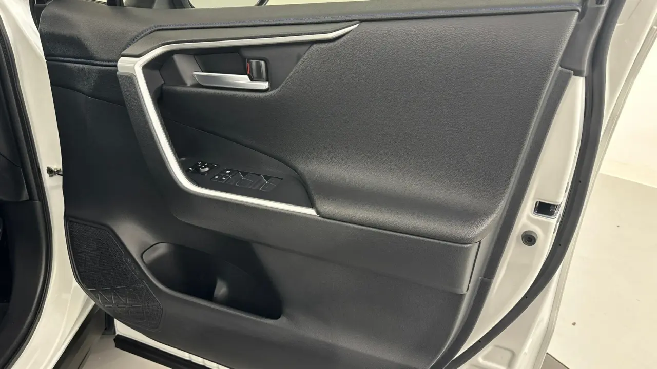 2022 Toyota RAV4 Gallery Image 17