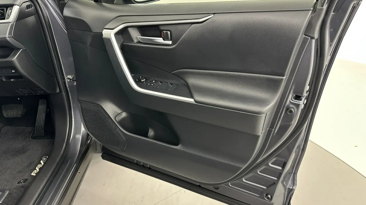 2022 Toyota RAV4 Gallery Image 16