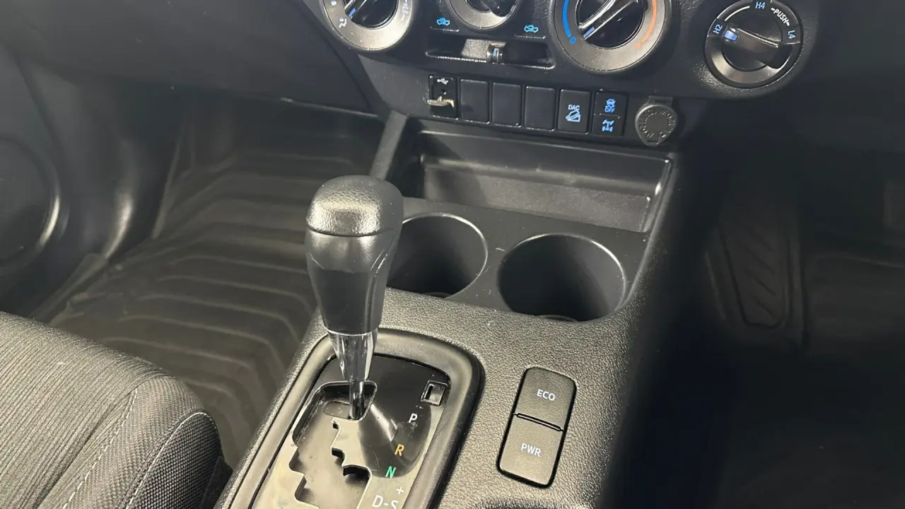 2022 Toyota Hilux Gallery Image 13