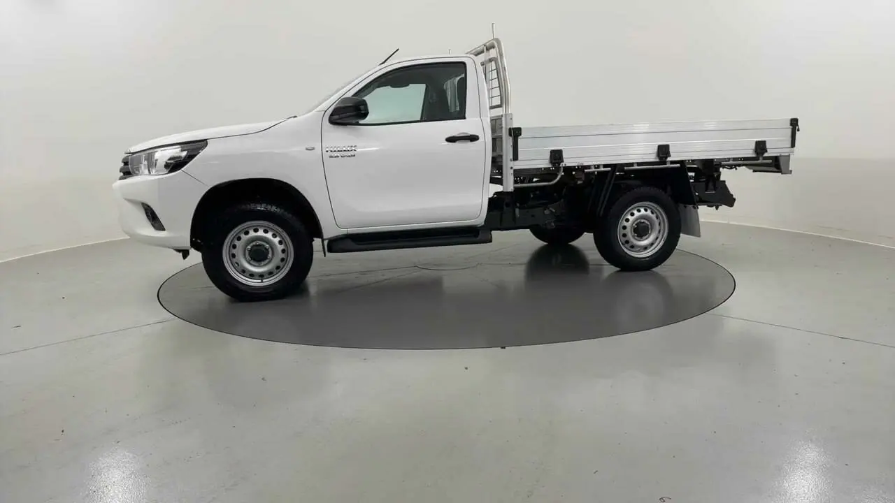 2017 Toyota Hilux Gallery Image 2