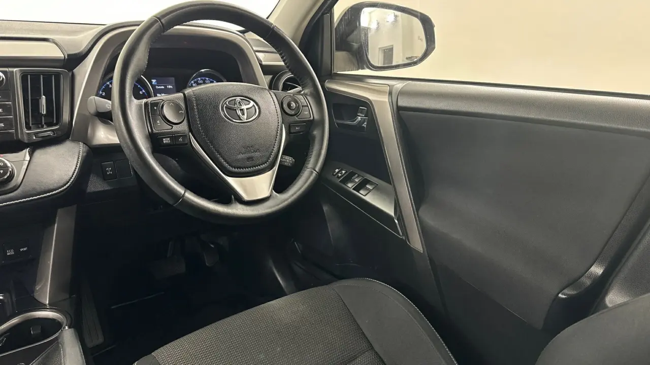 2018 Toyota RAV4 Gallery Image 10