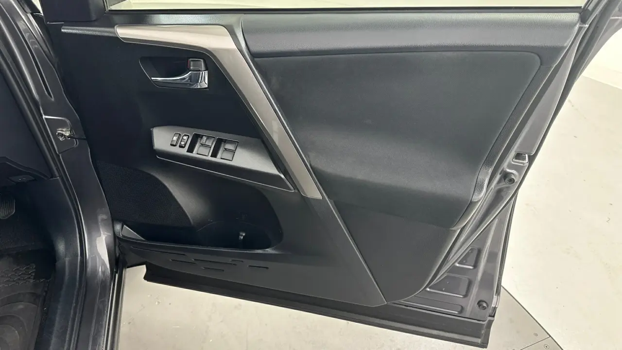 2018 Toyota RAV4 Gallery Image 16