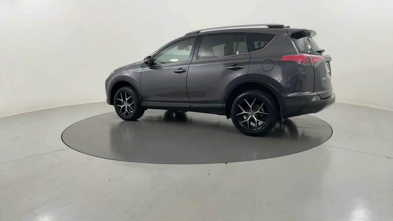 2018 Toyota RAV4 Gallery Image 3