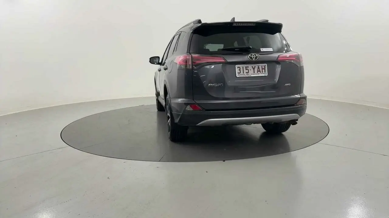 2018 Toyota RAV4 Gallery Image 4