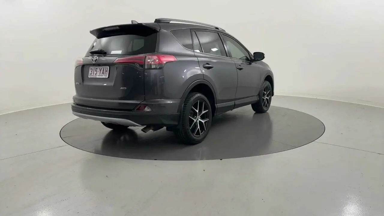 2018 Toyota RAV4 Gallery Image 5