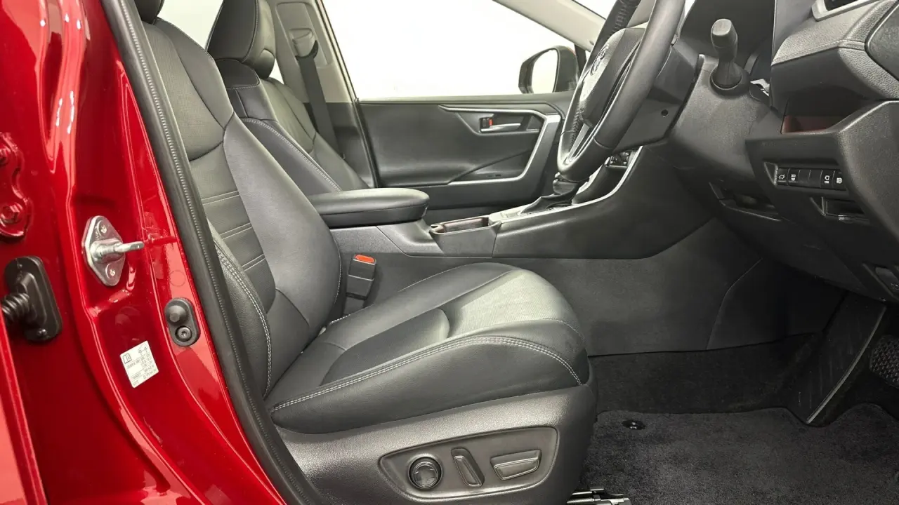 2025 Toyota RAV4 Gallery Image 15