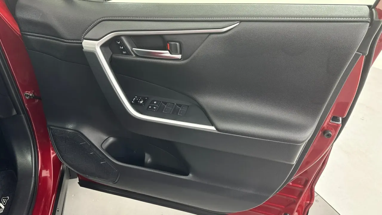 2025 Toyota RAV4 Gallery Image 17